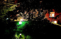 Nach Augsburg:  Grünweiße Ilumination des Nachts auf dem Gelände der Geschäftsstelle